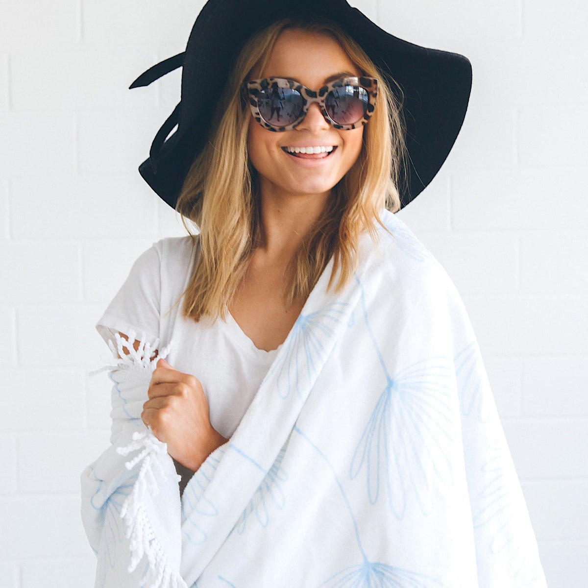Round Beach Towel/Picnic Blanket - Daydreaming, view 2